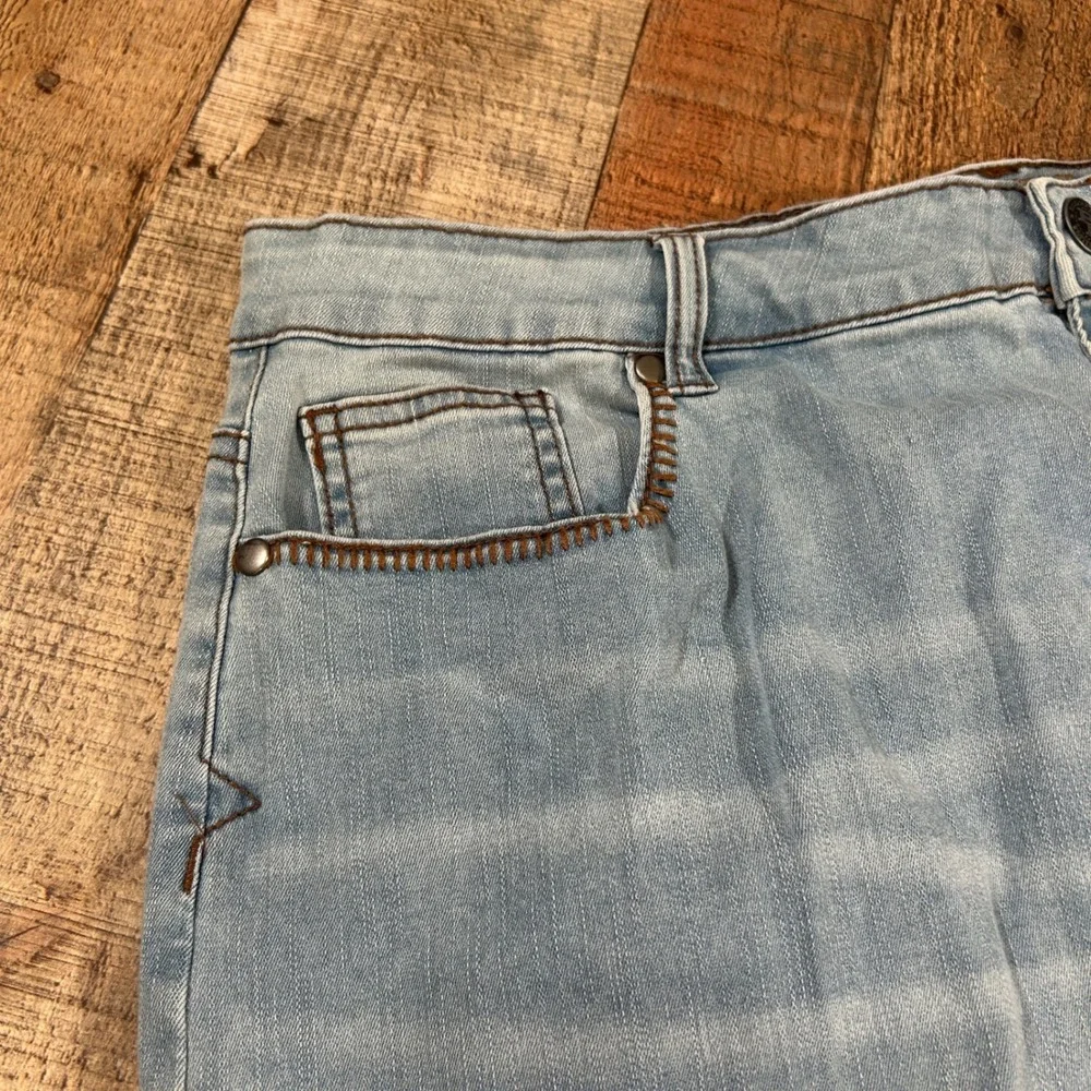 Bit & Bridle Western Denim Jean Skirt Light Wash Stretch Size 16 - Picture 3 of 8